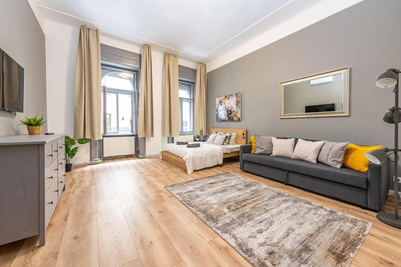 Deluxe Kazincy Apartment In The Heart Of Budapešť